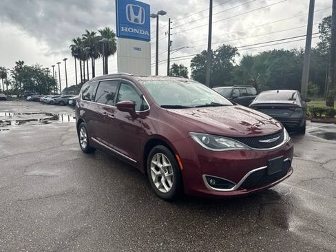 Used 2018 Chrysler Pacifica Touring-L w/ Tire & Wheel Group FWD image 8