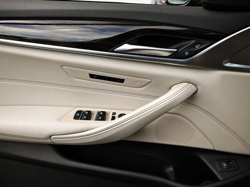 Used 2023 BMW 530i xDrive w/ Convenience Package image 14