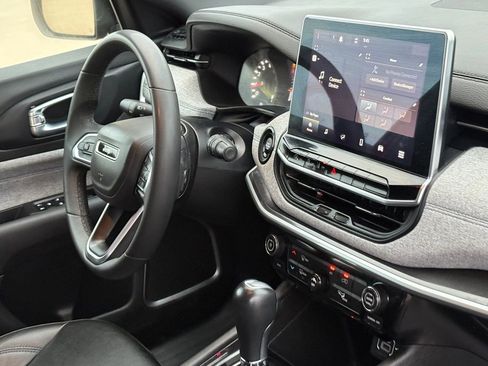 Used 2024 Jeep Compass Latitude image 39