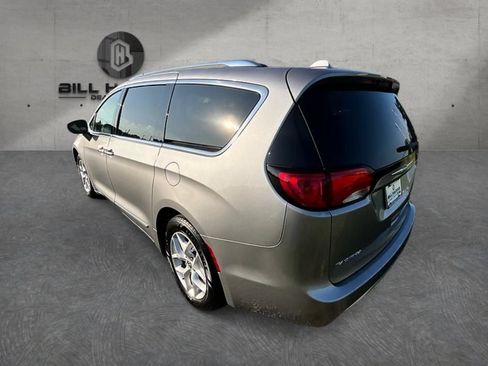 Used 2018 Chrysler Pacifica Touring-L w/ Tire & Wheel Group FWD image 8