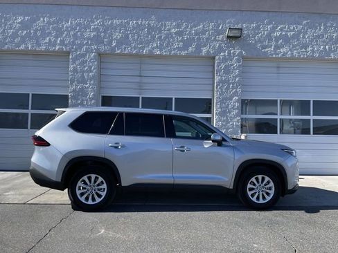 Used 2025 Toyota Grand Highlander image 1