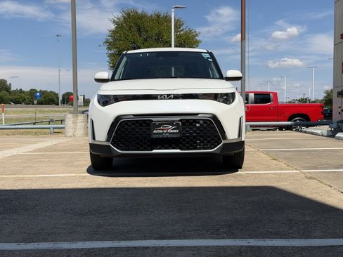 Used 2025 Kia Soul LX w/ LX Technology Package FWD image 3