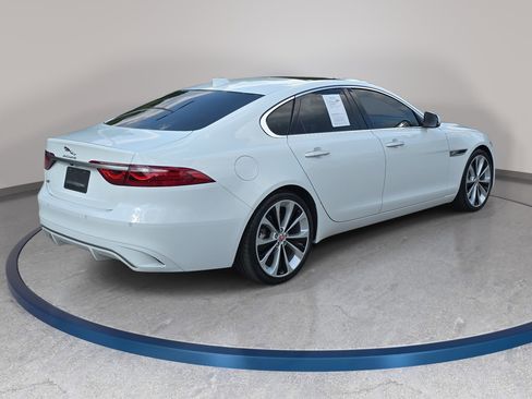 Used 2022 Jaguar XF SE RWD image 5