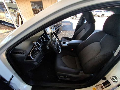 Used 2022 Toyota Camry LE image 9