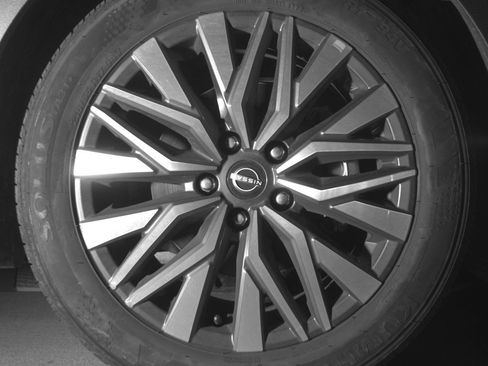 Used 2025 Nissan Altima 2.5 SV FWD image 13
