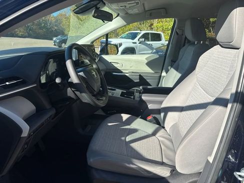 Used 2024 Toyota Sienna LE image 39