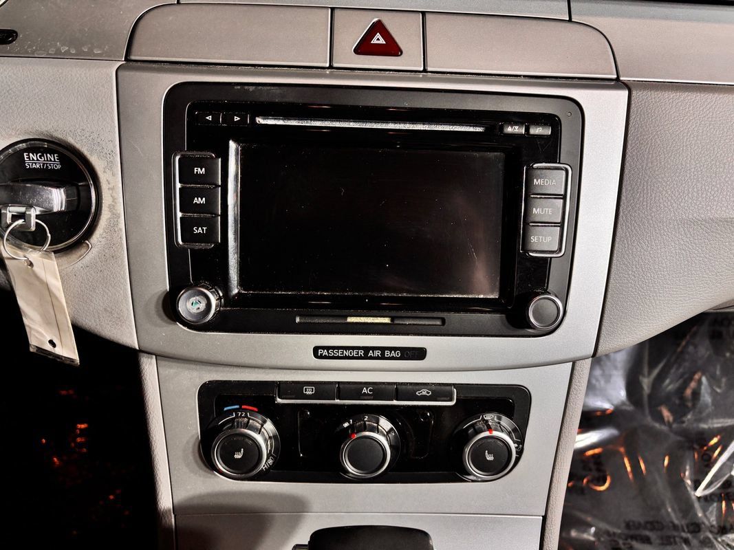 Used 2010 Volkswagen Passat Komfort FWD image 13