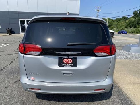 Used 2023 Chrysler Voyager LX FWD image 4