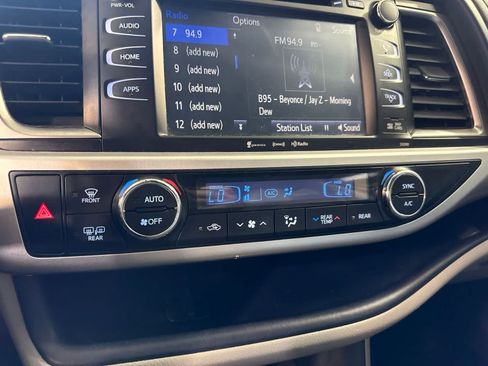 Used 2019 Toyota Highlander XLE FWD image 24