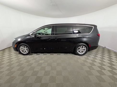 Used 2023 Chrysler Pacifica Touring-L FWD image 23