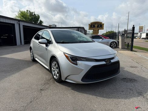 Used 2021 Toyota Corolla LE FWD image 3
