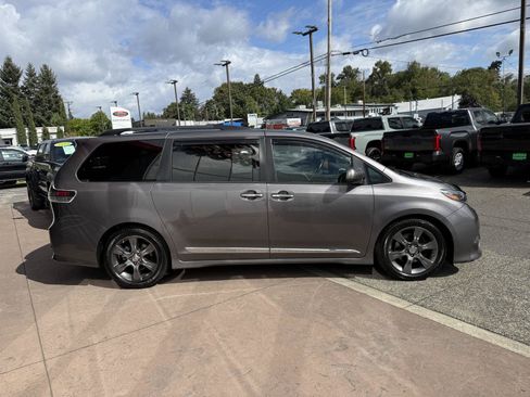 Used 2015 Toyota Sienna SE Premium FWD image 7