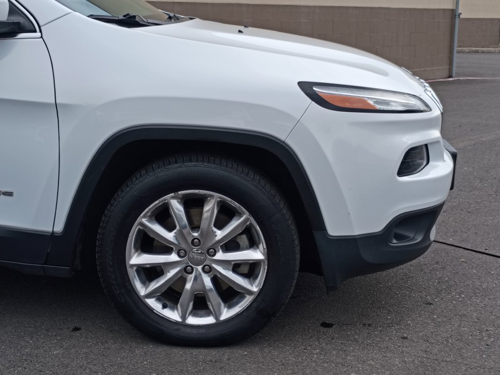 Used 2016 Jeep Cherokee Limited w/ Luxury Group AWD/4WD image 2