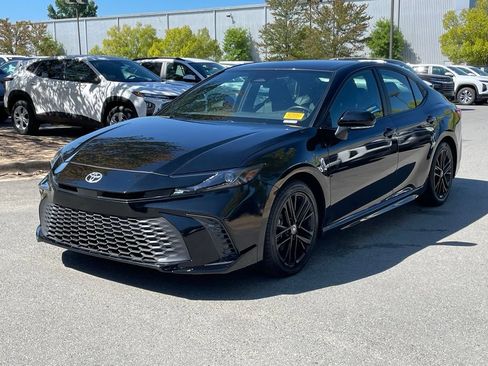 Used 2025 Toyota Camry SE FWD image 3