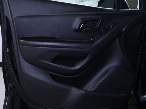 Used 2021 Chevrolet Trax LT image 9