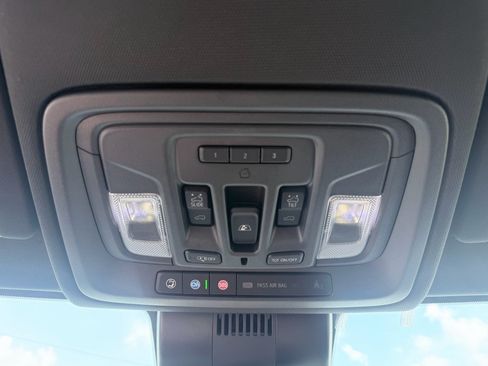 Used 2023 Chevrolet Silverado 1500 ZR2 w/ Technology Package AWD/4WD image 18