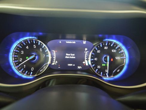 Used 2025 Chrysler Pacifica Select AWD/4WD image 36
