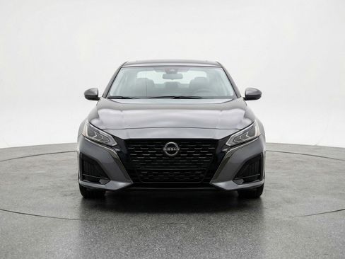 Used 2025 Nissan Altima 2.5 SV FWD image 2