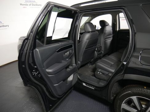New 2025 Honda Pilot Touring image 9