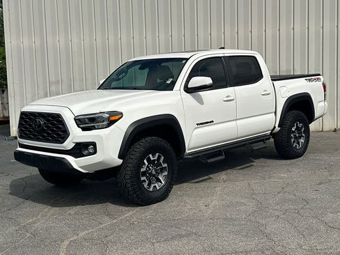 Used 2020 Toyota Tacoma TRD Off-Road w/ TRD Premium Off Road Package AWD/4WD image 2