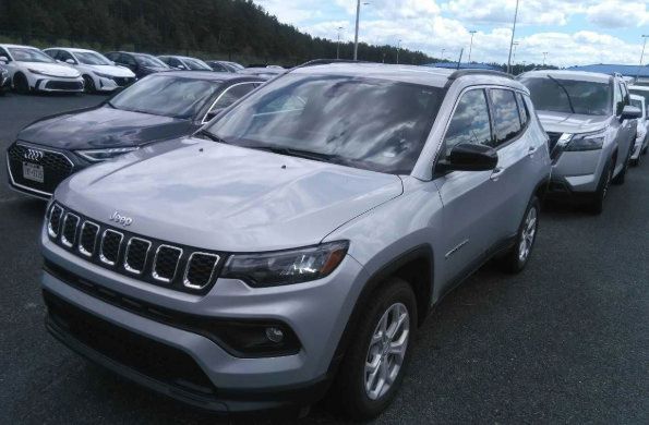 Used 2024 Jeep Compass Latitude AWD/4WD image 1