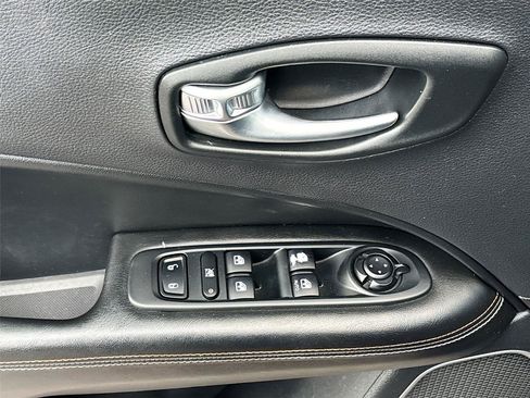 Used 2019 Jeep Compass Latitude AWD/4WD image 17