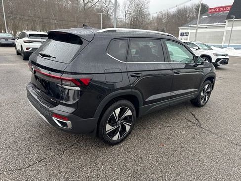 Certified 2025 Volkswagen Taos SE image 9