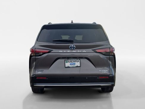 Used 2024 Toyota Sienna Platinum image 4