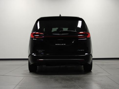Used 2023 Chrysler Pacifica Touring-L FWD image 5