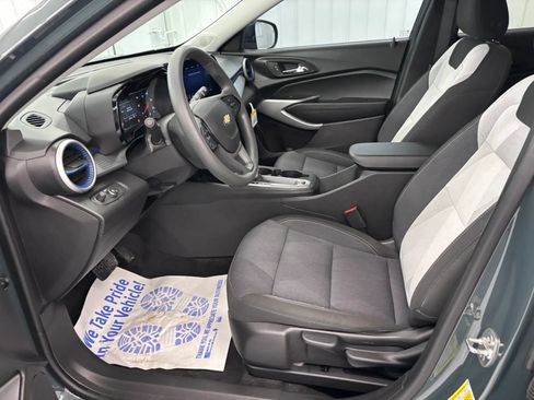Used 2025 Chevrolet Trax LS w/ LS Convenience Package FWD image 38