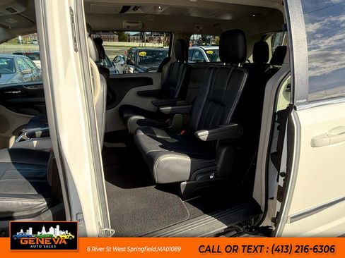 Used 2013 Chrysler Town & Country Touring image 11