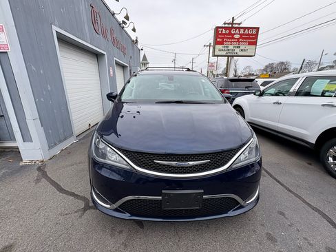 Used 2017 Chrysler Pacifica Touring-L Plus image 2