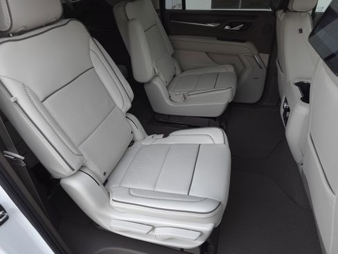 Used 2024 GMC Yukon XL Denali w/ Advanced Technology Package image 44