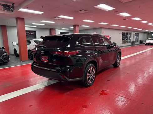 Certified 2022 Toyota Highlander XLE image 4
