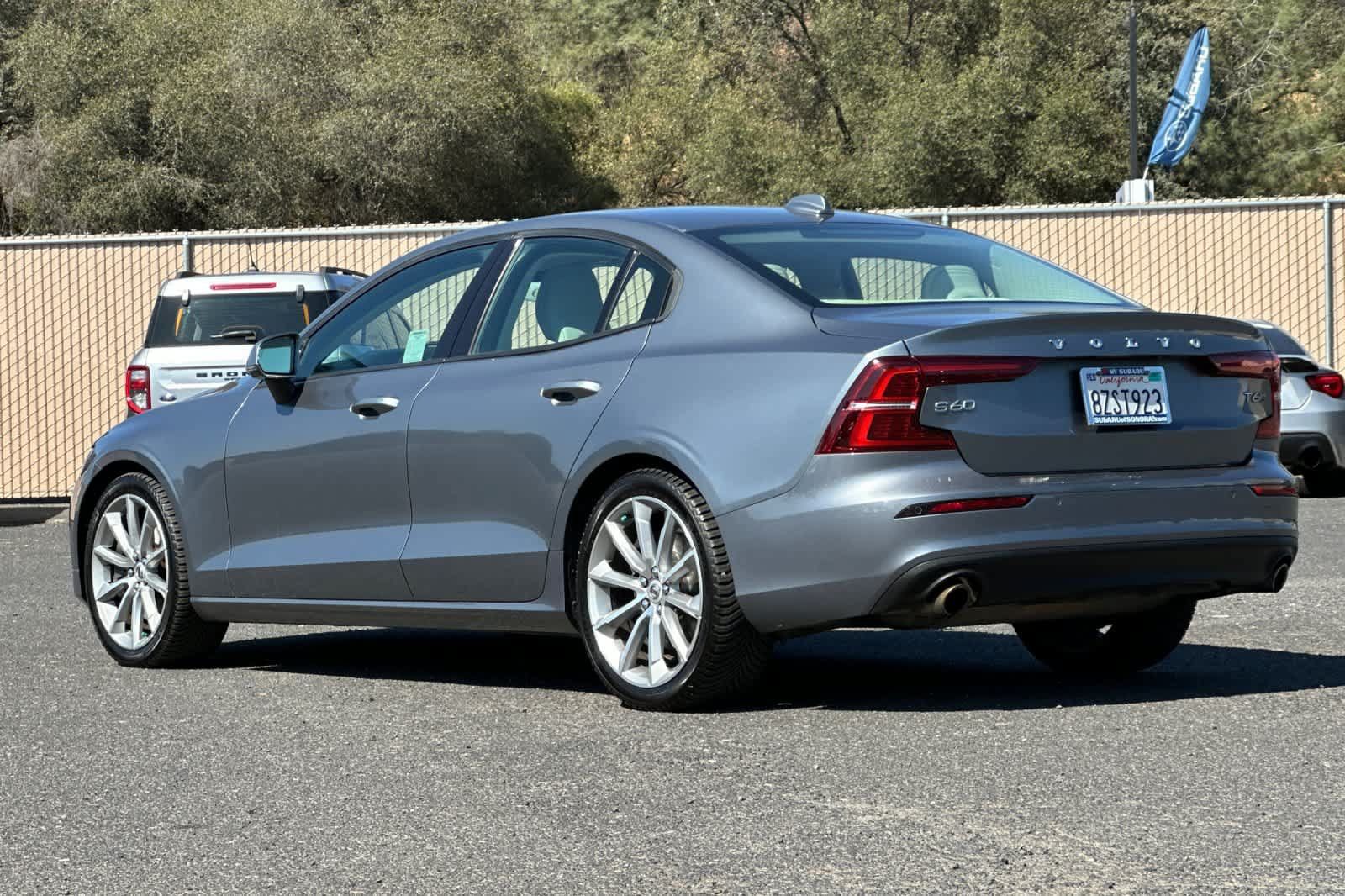 Used 2021 Volvo S60 T6 Momentum AWD/4WD image 5