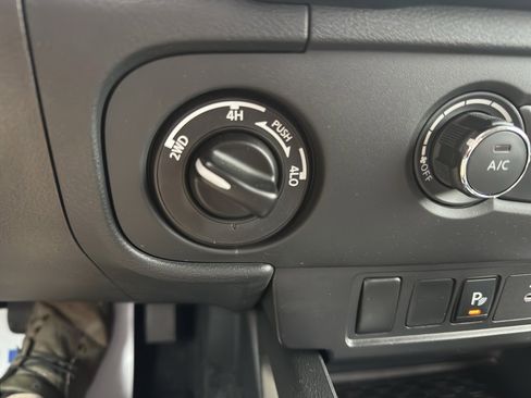 Used 2025 Nissan Frontier SV image 18