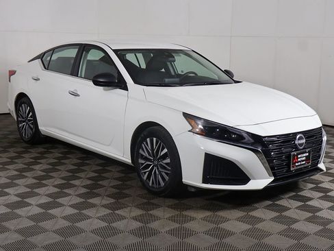 Used 2025 Nissan Altima 2.5 SV image 2