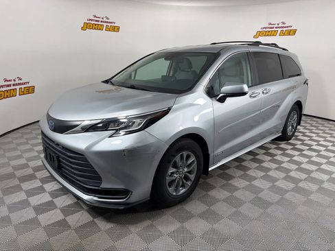 Used 2021 Toyota Sienna LE FWD image 1
