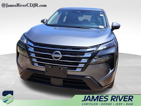 Used 2025 Nissan Rogue SV FWD image 3