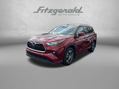 Used 2020 Toyota Highlander XLE AWD/4WD image 3