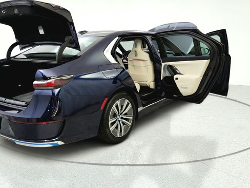 Used 2023 BMW i7 xDrive60 w/ Executive Package 2 AWD/4WD image 14