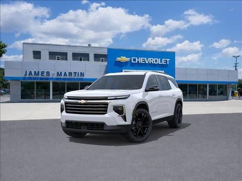 New 2026 Chevrolet Traverse LT w/ Driver Confidence Package AWD/4WD image 8