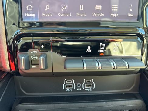 New 2026 RAM 1500 Laramie AWD/4WD image 7