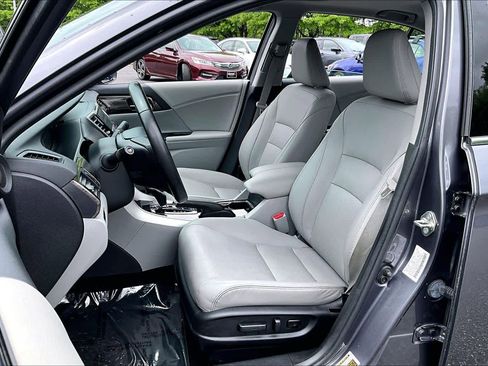Used 2017 Honda Accord Touring image 8
