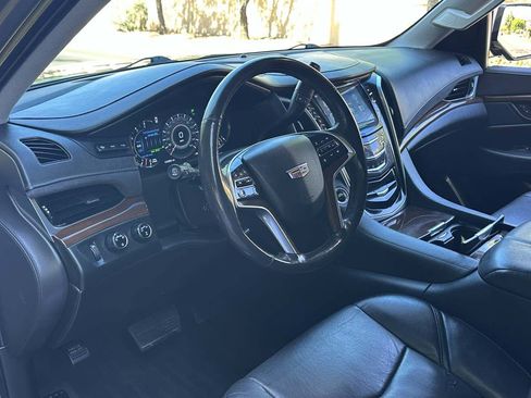 Used 2019 Cadillac Escalade ESV Luxury AWD/4WD image 36