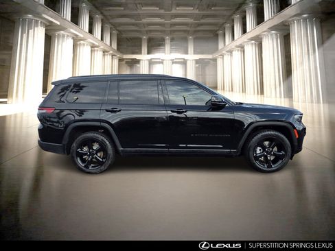 Used 2023 Jeep Grand Cherokee L Limited w/ Black Appearance Package image 3