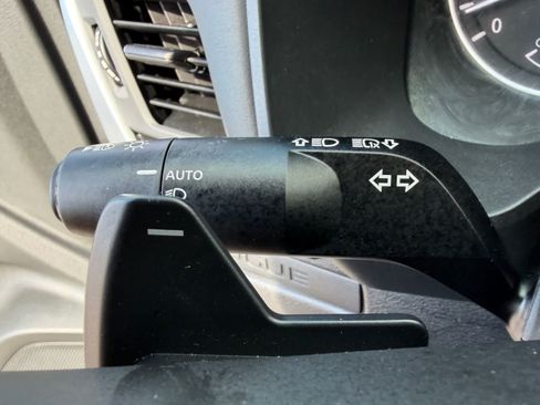 Used 2024 Nissan Rogue S FWD image 19