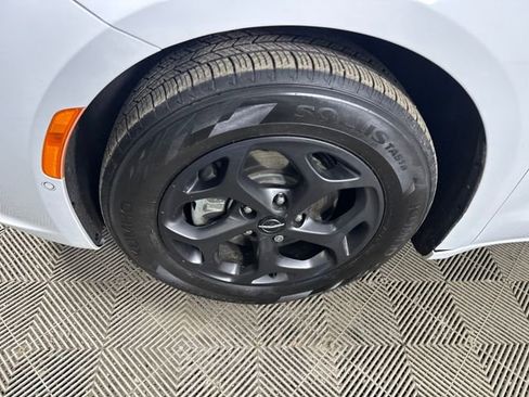 Used 2023 Chrysler Pacifica Touring-L w/ Uconnect Theater Family Group image 10