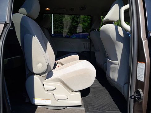 Used 2018 Toyota Sienna LE AWD/4WD image 40