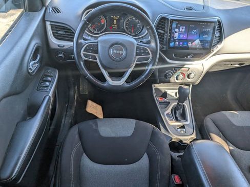 Used 2017 Jeep Cherokee Sport image 9